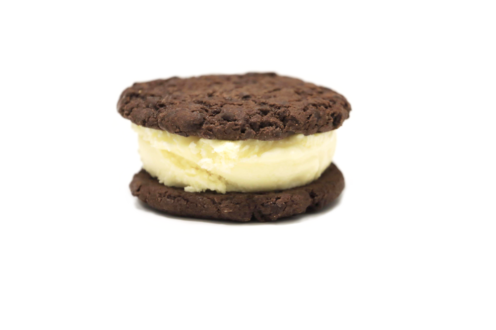 DOUBLE DUTCH (Gluten free) : Lightly salted vanilla ice cream between two gluten-free double chocolate cookies